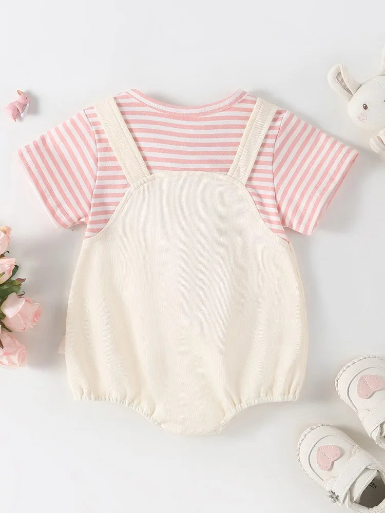 2024 Sommer Baby Mädchen Kleidung niedlichen Hasen falsch zweiteiligen Bodysuit Kleinkind Streifen Patchwork einteilige Kleidung.