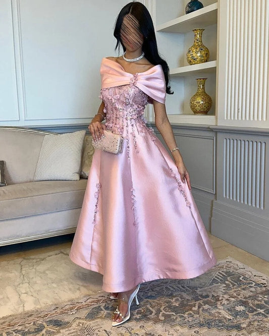 Maßgeschneiderte, elegante, charmeusefarbene, mit Pailletten besetzte, schulterfreie A-Linien-Midikleider, maßgeschneiderter Anlass im chinesischen Stil.