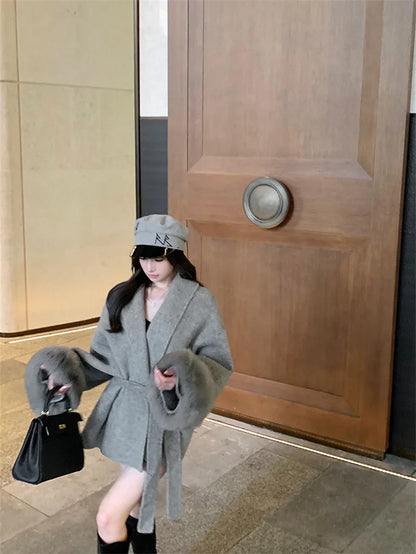 Grauer Wollmantel mit Krawatten-Taillenkollektion für Damen im Herbst und Winter 2024, neuer langärmeliger, lockerer High-End-Cape-Mantel, mittellanges Oberteil