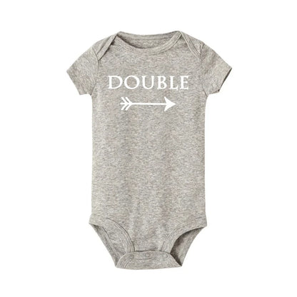 Neugeborenen Baby Bodys Doppel Ärger Twin Kinder Unisex Kurzarm Strampler Playsuits Outfits Jungen Mädchen Geboren Krabbeln Kleidung.