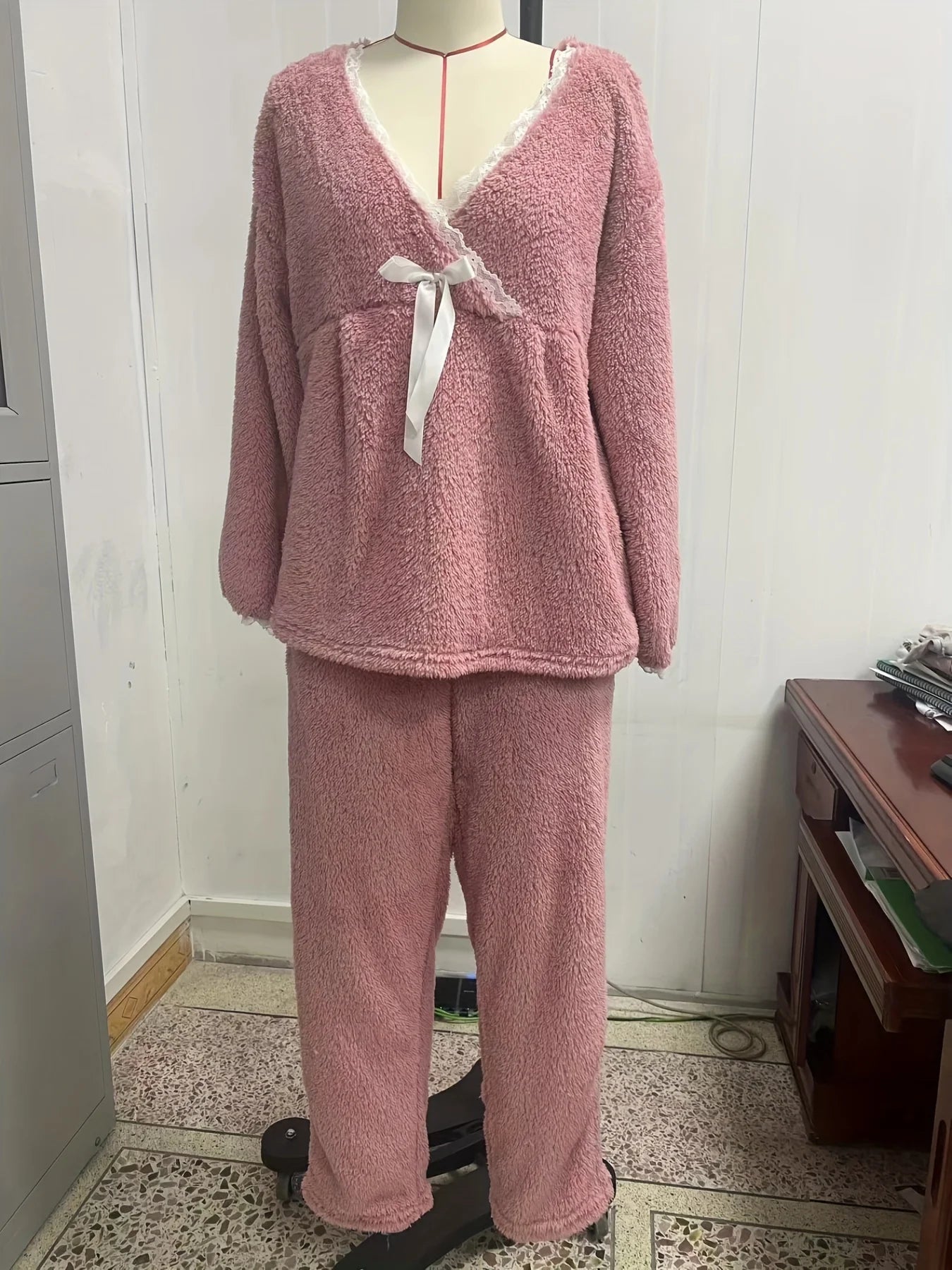 Herbst und Winter Damen neuen Stil Spitze Spleißen V-Ausschnitt Pyjama Set Flanell Schleife Langarm Top und Hose zweiteiliges Set von l.
