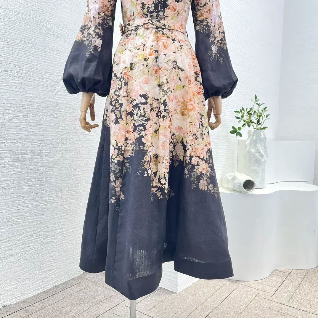 Schwarzes Leinen-Midikleid mit Rokoko-Blumendruck, langen Ärmeln und hoher Taille.