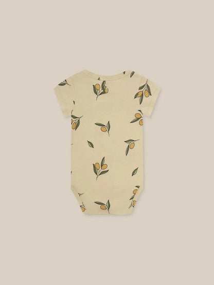 Babyanzug 2025, neuer süßer Baby-Kurzarm-Dreieckstaschen-Furz-Overall im Instagram-Stil für drinnen und draußen.