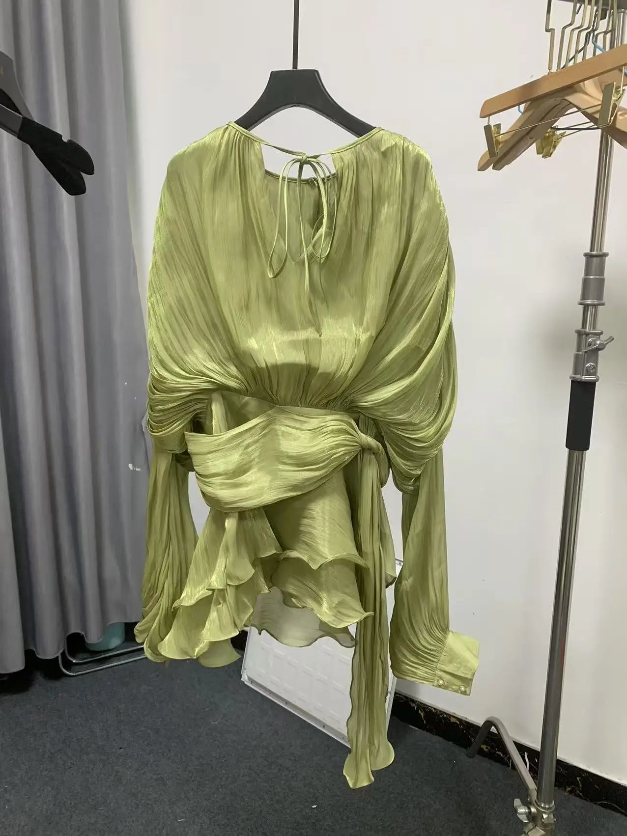 GALCAUR Solide Lose Splicd Lace Up Kleider Für Frauen V-ausschnitt Mit Langen Ärmeln Patchwork Rüschen Tunika Kleider Weibliche Mode Neue