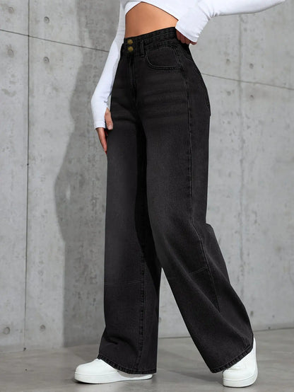 Women's straight jeans are casual in style with a comfortable fit with pockets, perfect for casual wear.