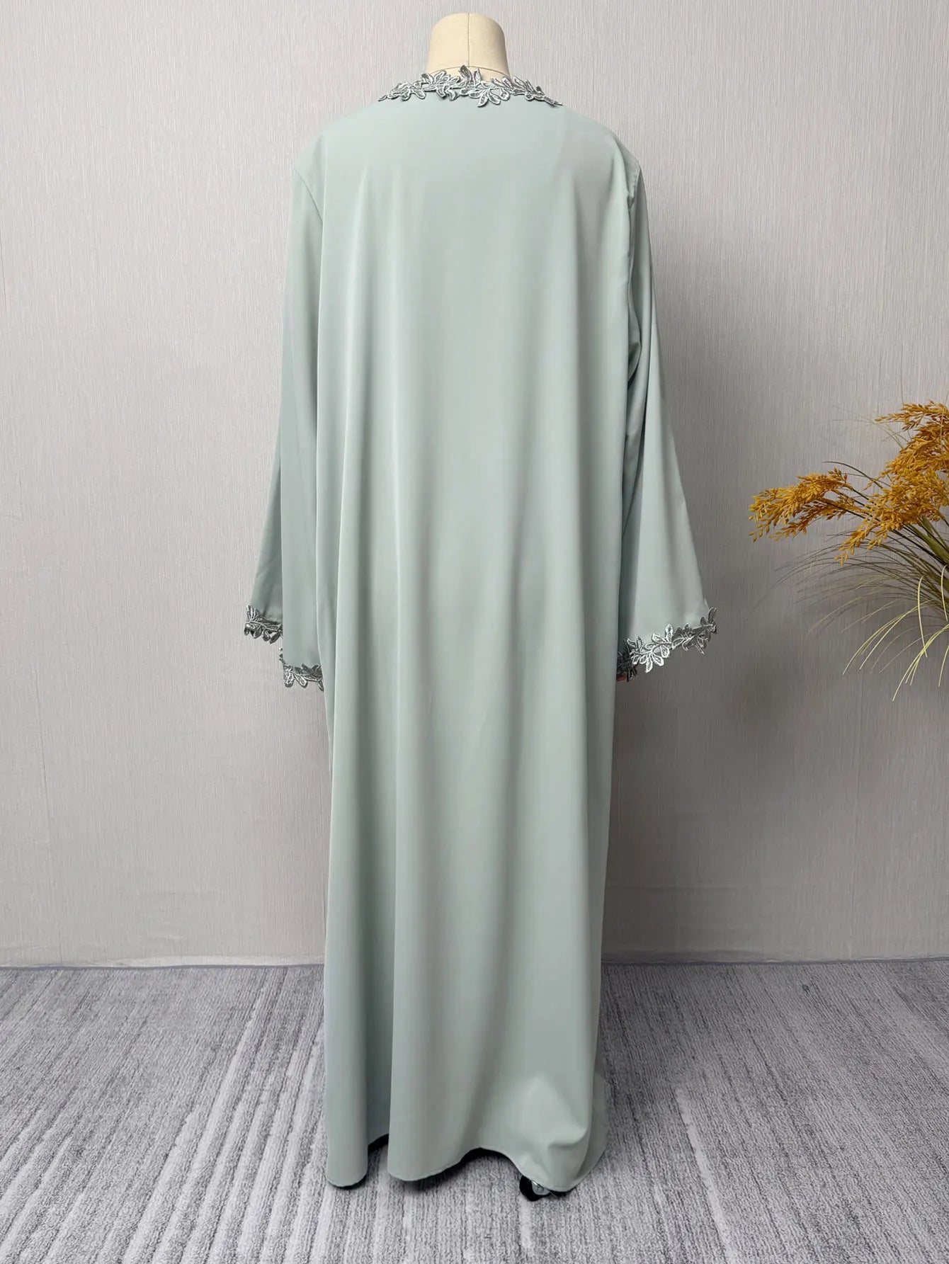 Dubai Elegante beige Abaya für muslimische Frauen – ingewöhnlich gefertigt mit mehrfarbigem Stickerei-Stück in islamischer bescheidener Mode.