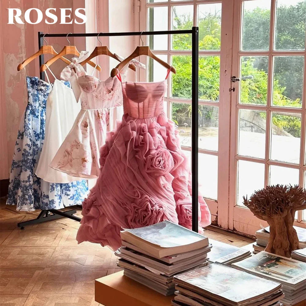 ROSES Lila Elegantes, wunderschönes Ballkleid, trägerloses formelles Tüllkleid mit Falten, gestuftes A-Linien-Abendkleid von Sezuza), maßgeschneidert.