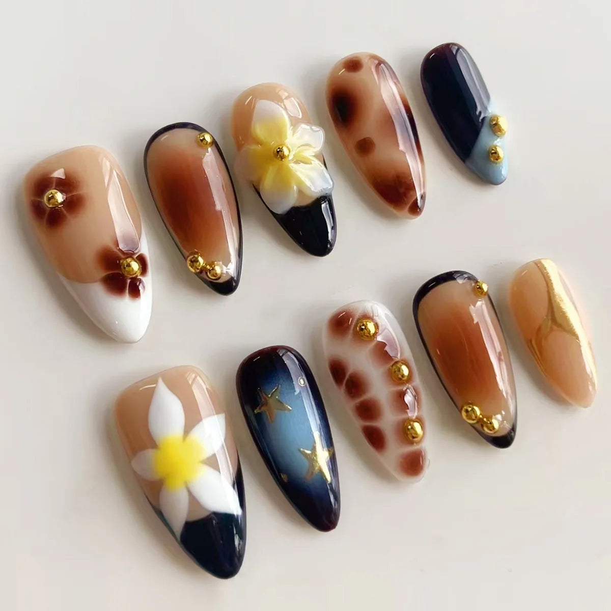 24pcs White Flower Fake Nail Tips Ins Yellow Pink Blush False Nails Wearable Full Cover European Almond Shaped Press on Nails.