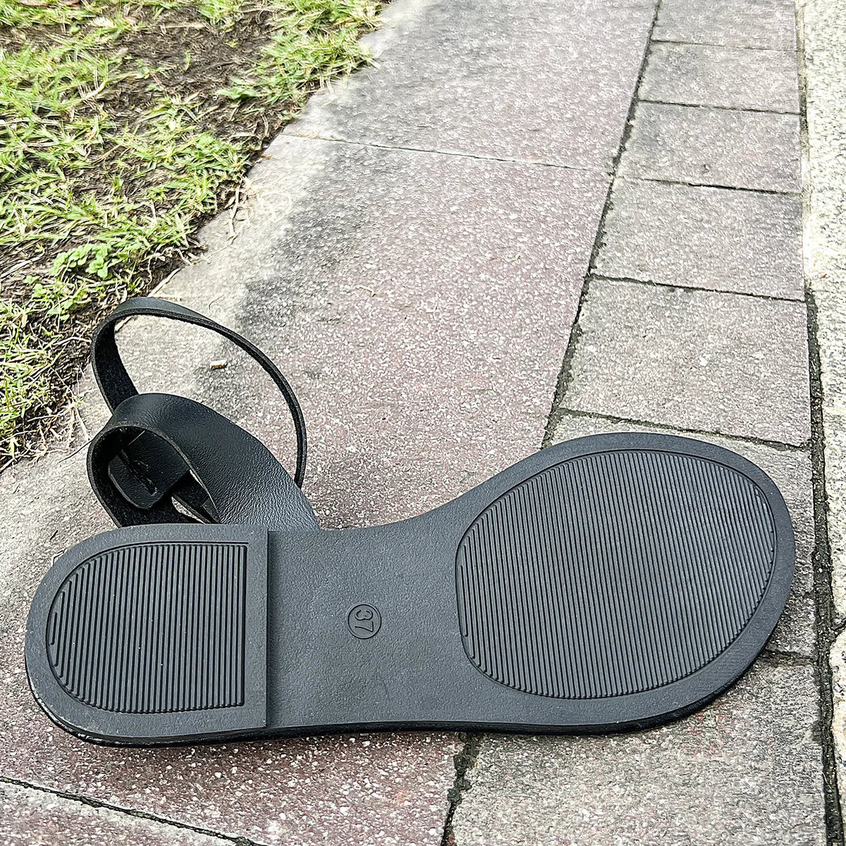 Flat Roman sandals female summer new clip toe fashion comfortable niche design sense belt buckle ladies fashion high.