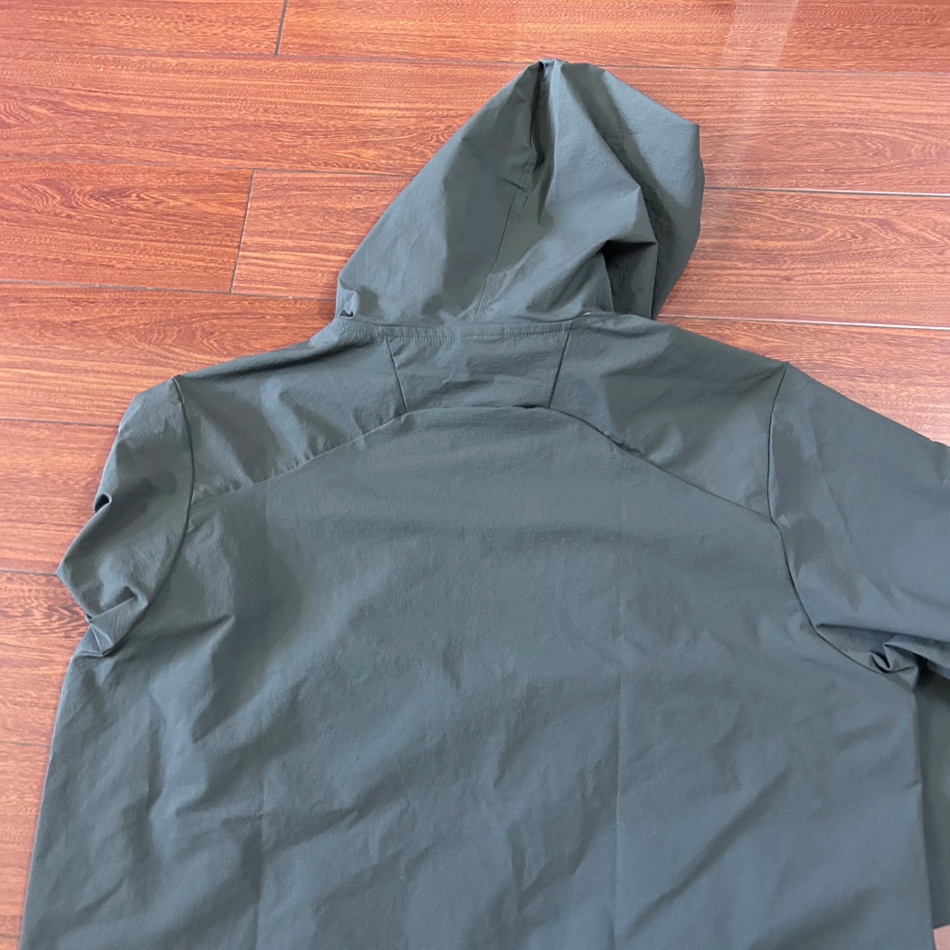 Compass Button Patch Italian Luxury Style Men's Lightweight Windbreaker Jacket Zippered Suitable For Outdoor Sports And Hiking.