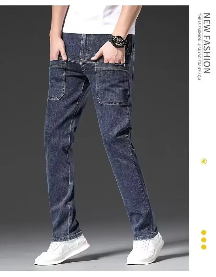 Elastische Herrenjeans, lässig, lockere Passform, mehrere Taschen, sechs Taschen, vielseitig, stilvoll, trendig, lockere Hose, männliches Modell.