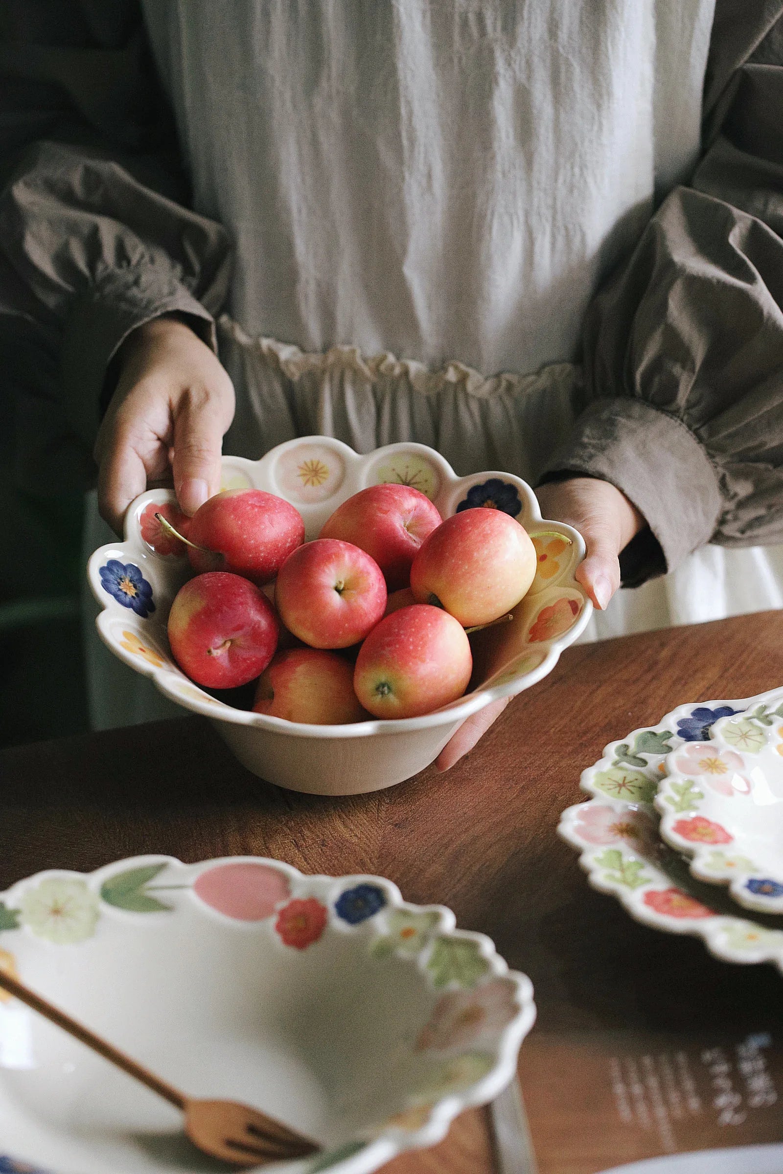 Floral Embossed Rim Soup Dessert Plate - Elegant Ceramic Appetizer Dish for Breakfast, Cafe Dining, Home Kitchen Tableware Set.