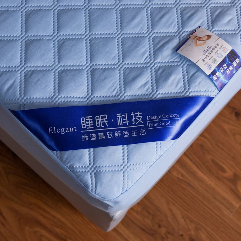 New Quilted Waterproof Mattress Cover Solid Color Waterproof Antibacterial Breathable Elastic Band Fixed Mattress Cover.