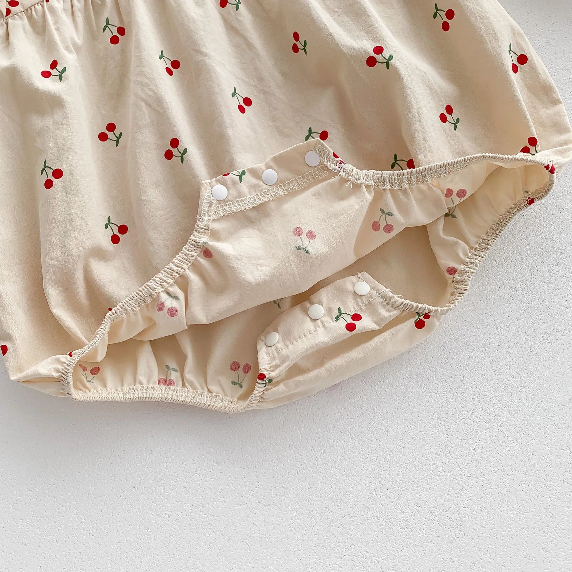 Neue 2025, Herbst Baby Kleidung Süße Kirsche Gedruckt Mädchen Body Neugeborenen Peter Pan Kragen Prinzessin Kleidung Kleinkind Ein Stück.