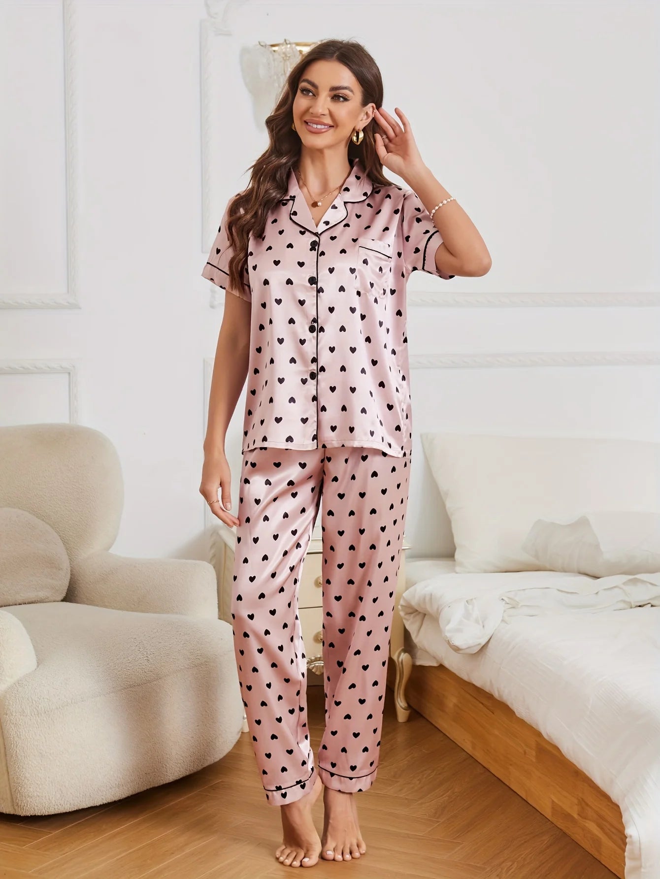 Satin-Pyjama-Set mit Herzdruck, lässig, kurzärmelig, Knöpfe, Revers, Oberteil und elastische Hose, Damen-Nachtwäsche.