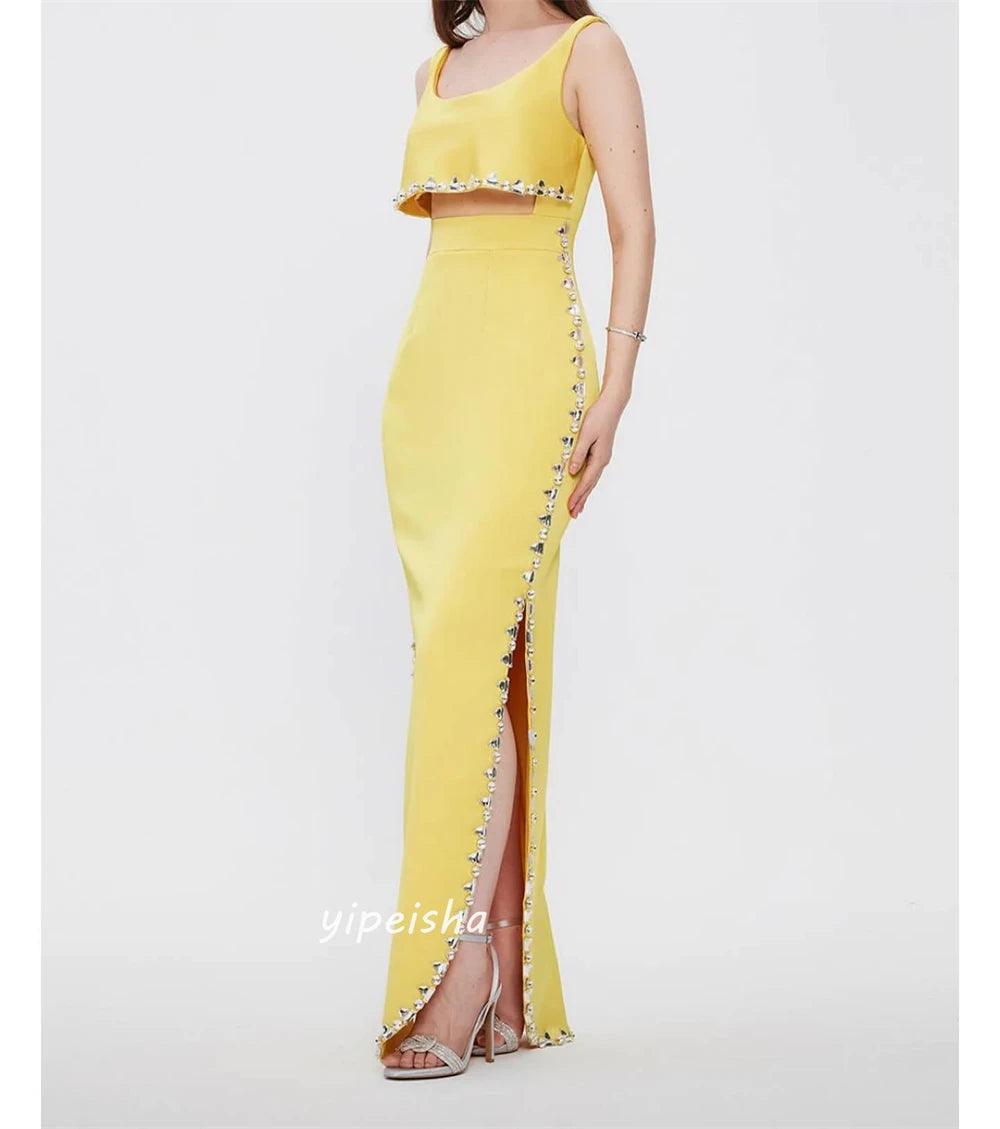 Maßgeschneiderte Jiayigong-Kleider im schlichten, modernen Stil, formeller Abend, quadratischer Kragen, A-Linie, Perlenverzierung, maßgeschneiderte Anlasskleider.