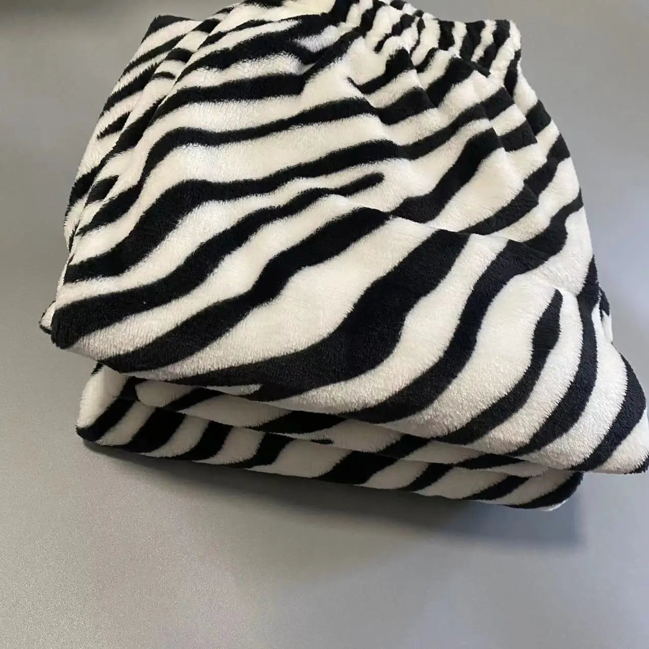 Zebra-gestreifter Korallensamt-Pyjama, Homewear-Anzug für Damen, Herbst und Winter, neuer Heimanzug, gepolsterte und verdickte warme Kleidung.