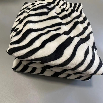 Zebra-gestreifter Korallensamt-Pyjama, Homewear-Anzug für Damen, Herbst und Winter, neuer Heimanzug, gepolsterte und verdickte warme Kleidung.