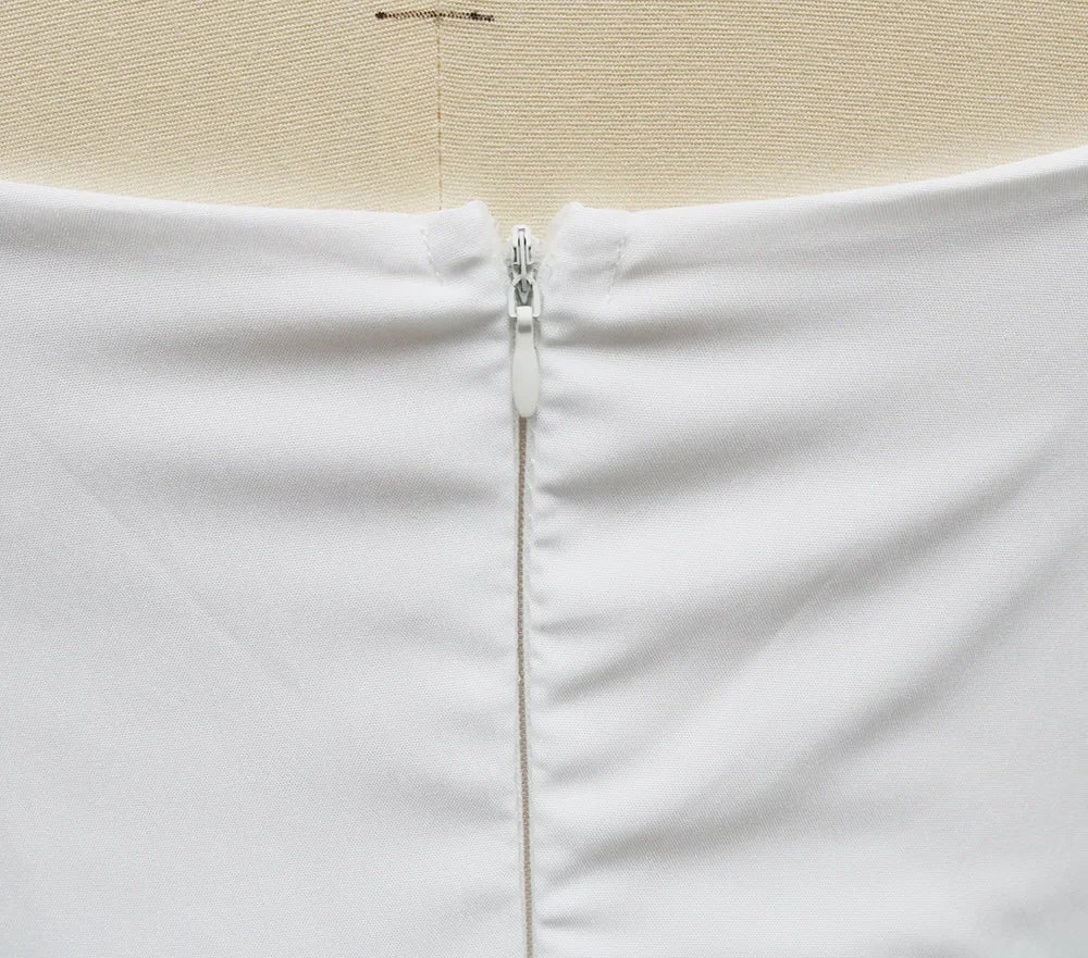 Damenbekleidung im neuen Stil von Amazon, Tank-V-Ausschnitt, großes Swoop-Kleid, schlank, dass Sie Ihre Silhouette glättet, mittellanges Kleid mit offenem Rücken