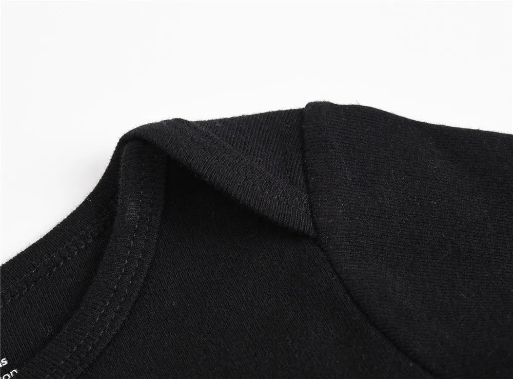 2025 Sommer Unisex Baby Body 0-24 Monate Kurzarm 100 % Baumwolle Weiß Schwarz Grau Design Säuglingskleidung.