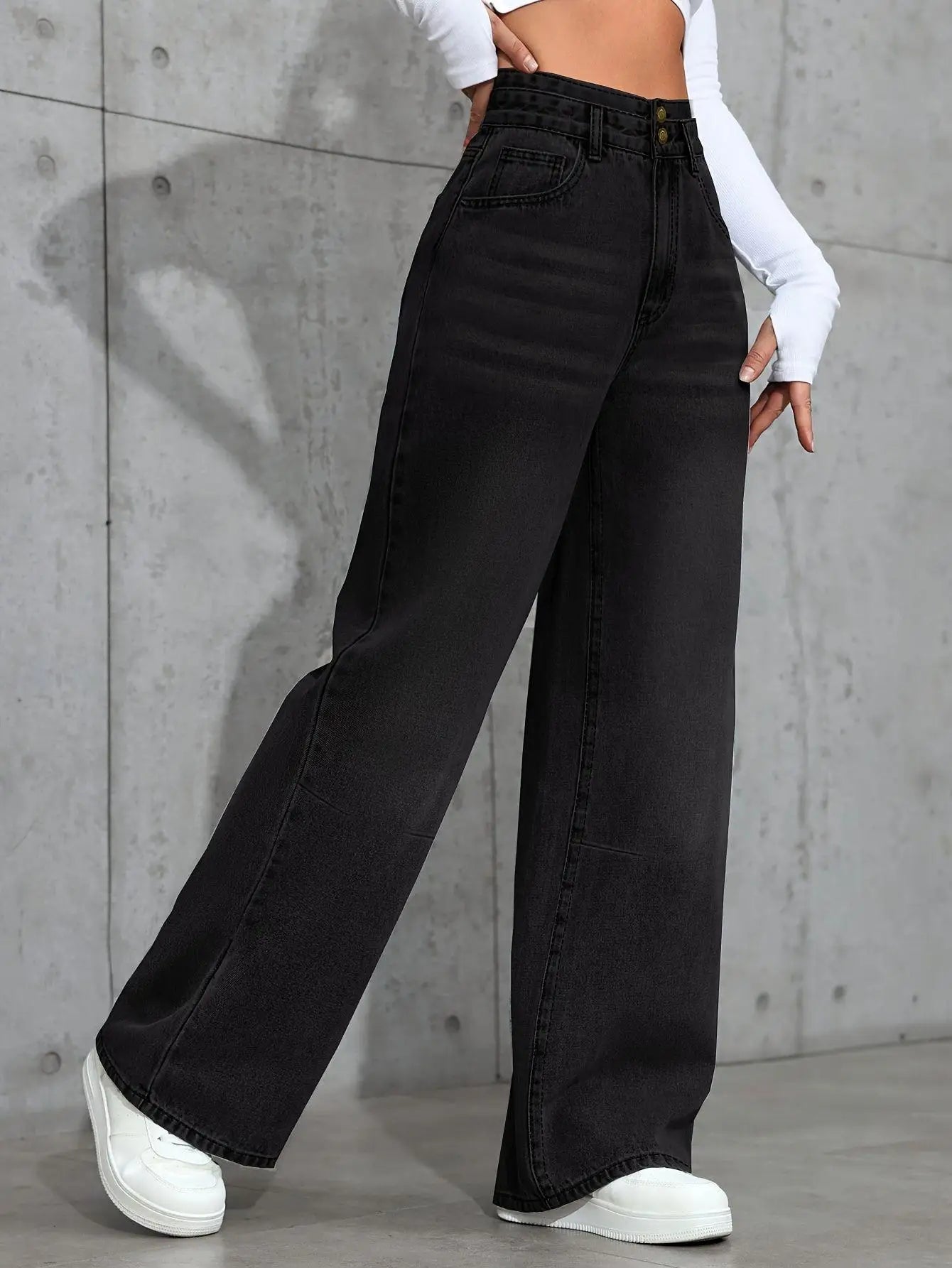 Women's straight jeans are casual in style with a comfortable fit with pockets, perfect for casual wear.