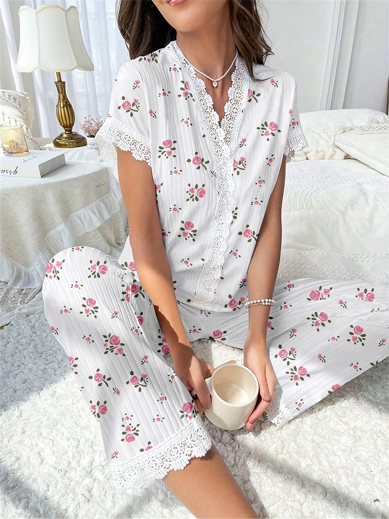 Damen-Pyjama-Set mit Spitzenbesatz, kurzärmliges Oberteil mit Knöpfen vorne und durchgehende Hose, Kirschdruck, 2-teilig, Nachtwäsche, Nachtwäsche, Homewear.