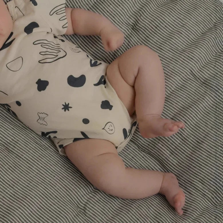 Babyanzug 2025, neuer süßer Baby-Kurzarm-Dreieckstaschen-Furz-Overall im Instagram-Stil für drinnen und draußen.