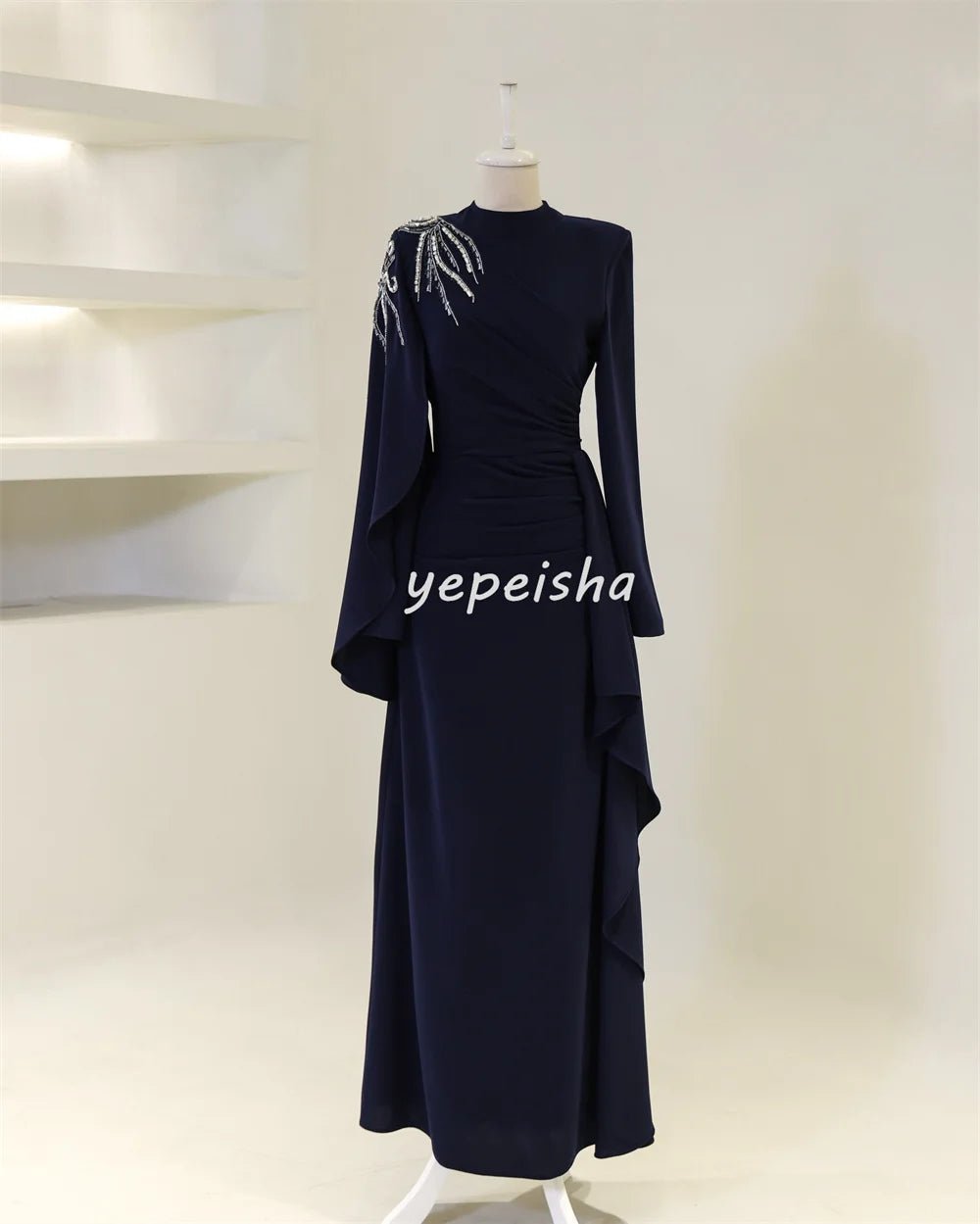 Maßgeschneiderte glitzernde Jersey-Falten, gerüscht, drapiert, mit Perlen besetzt, mit Pailletten, gerader, hoher Kragen, lange Kleider, maßgeschneiderte Anlasskleider im Retro-Stil.