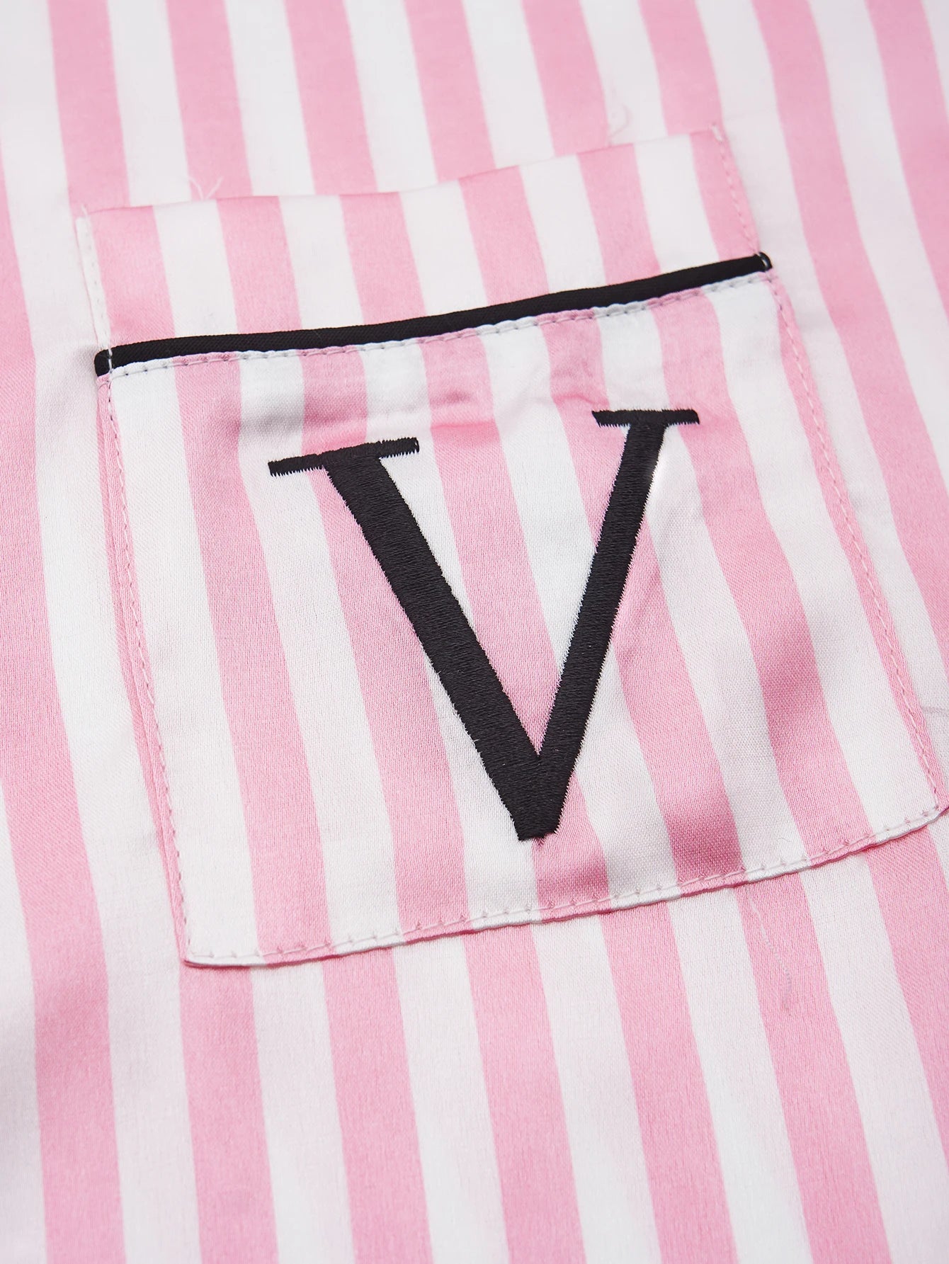 Klassisches Pyjama-Set mit gestreiftem Aufdruck und Taschenbuchstaben, kurzärmeligen langen Hosen, Satin-Nachtwäsche mit Reverskragen und Knopfdetail.