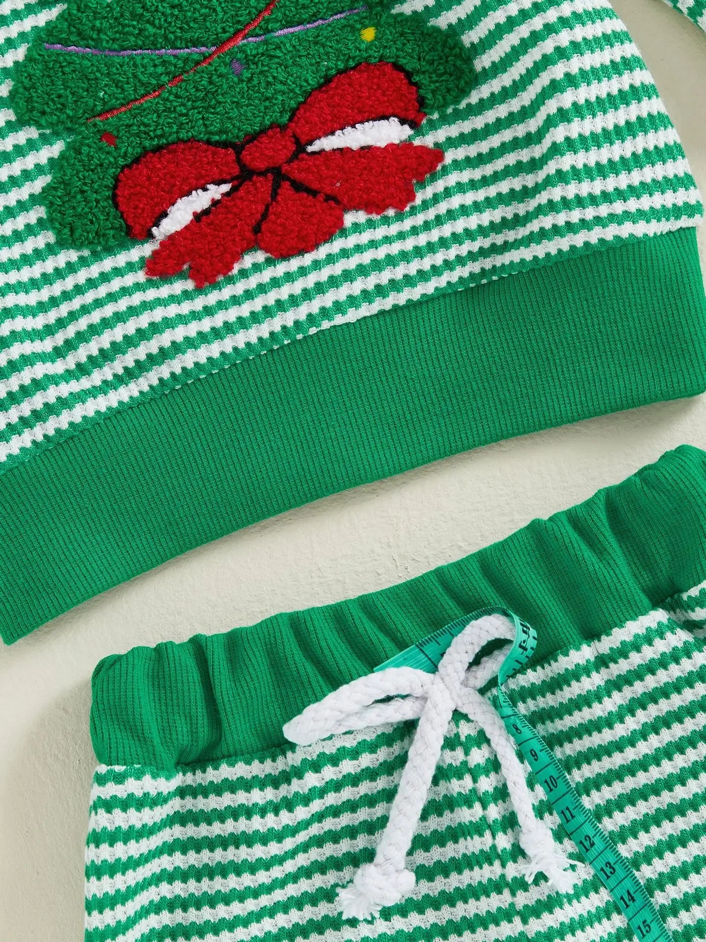 Weihnachts-Baby-Kleidung aus Baumwolle, 2-teiliges Set, 0–3 Jahre, gestreiftes Sweatshirt und Hose für Kleinkinder mit besticktem Weihnachtsbaum-Outfit.