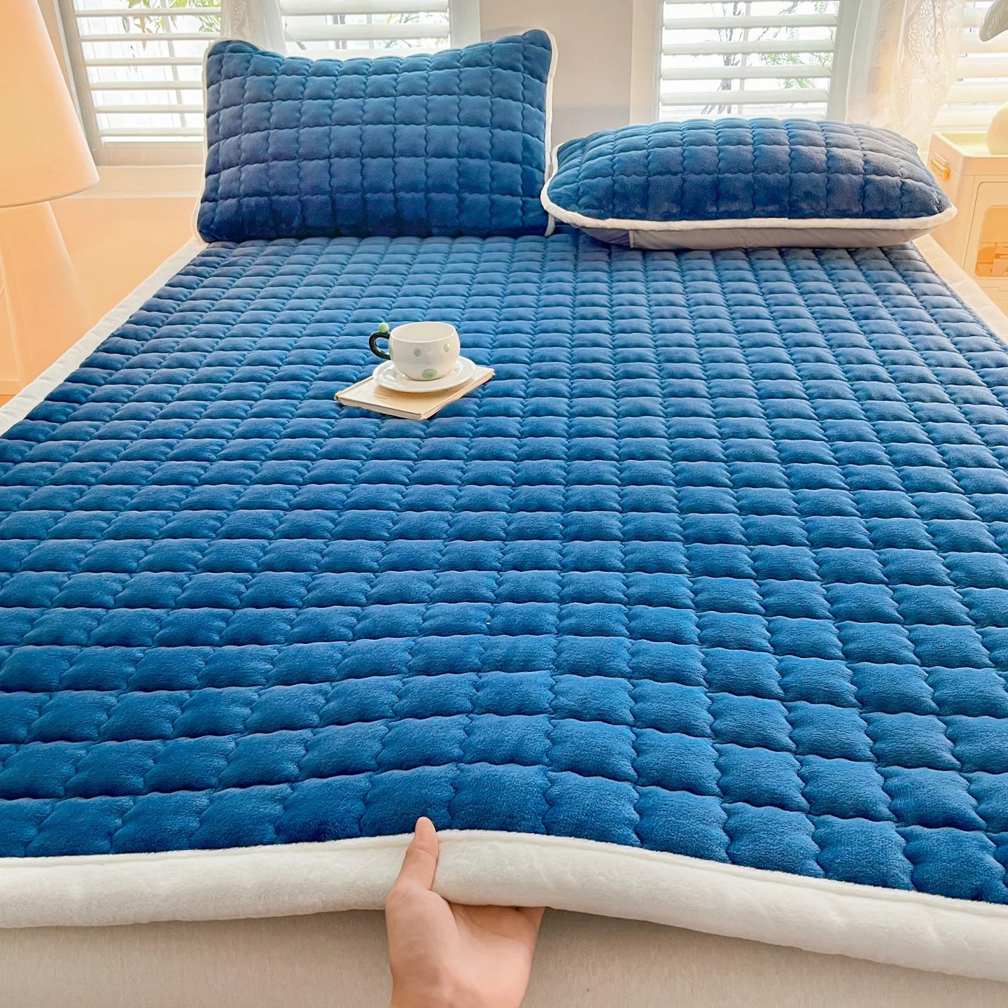 Winter Milk Velvet Mattress Toppers Thicken Quilted Bedsheet Student Bedspreads Washable Mattress Cover Queen Bedding Coverlets