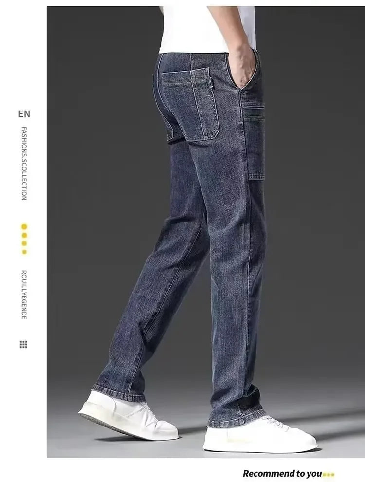 Elastische Herrenjeans, lässig, lockere Passform, mehrere Taschen, sechs Taschen, vielseitig, stilvoll, trendig, lockere Hose, männliches Modell.