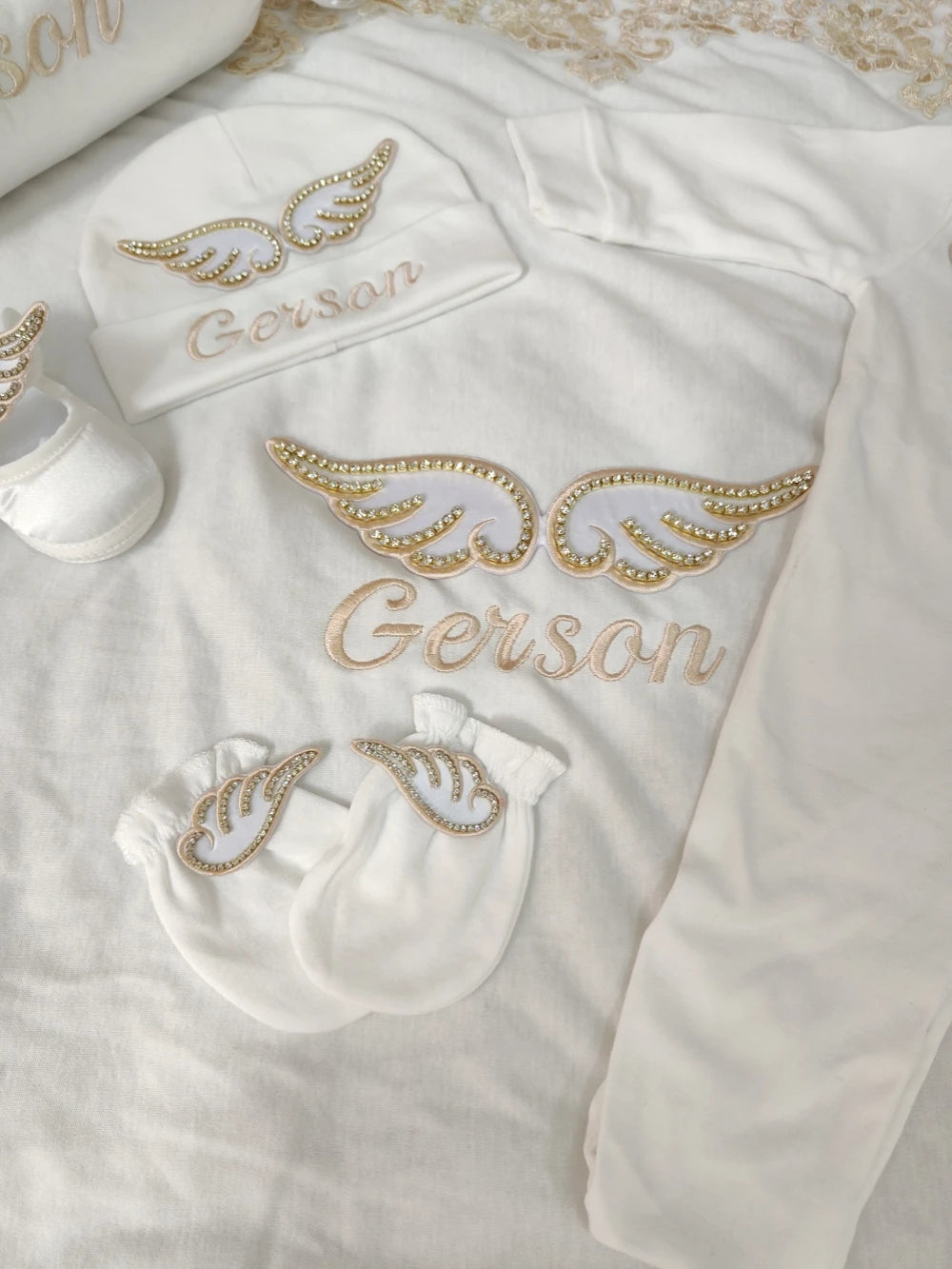 Baby Gold Angle Wings Einzigartige wesentliche Geschenkbox Personalisierter Name Strampler Set Kissen Decke Babyausstattung Outfit Geschlecht offenbaren Geschenke.