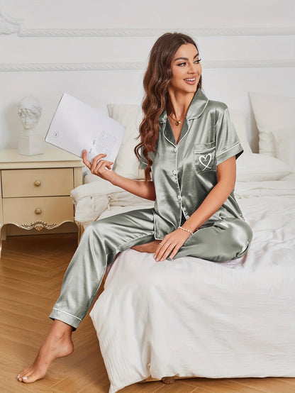 Pyjama-Set aus Satin mit Herz-Stickerei, lässig, kurzärmelig, Knopfleiste, Reverskragen, Oberteil und Hose, Damen-Nachtwäsche.