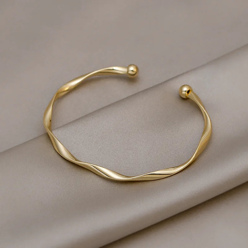 Golden Charm Bangles for Women Minimalism Fashion Twisted Couple Cuff Bracelet 2023 New Trendy Jewelry Girls Wedding Gift.