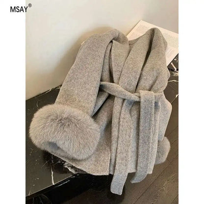 Damen Neue Herbst Und Winter Vielseitige Tweed Cape Mantel Gürtel Modelle Hochrangige Sinn für Fuchs Pelz Manschetten Mischungen Mantel für Frauen.