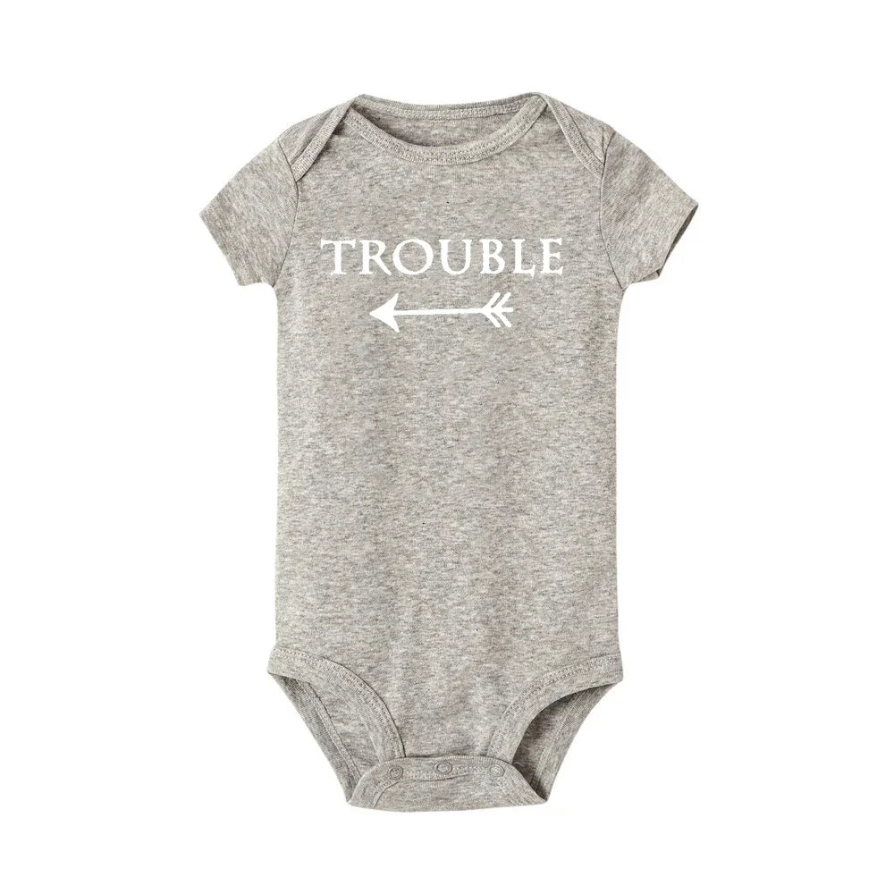 Neugeborenen Baby Bodys Doppel Ärger Twin Kinder Unisex Kurzarm Strampler Playsuits Outfits Jungen Mädchen Geboren Krabbeln Kleidung.