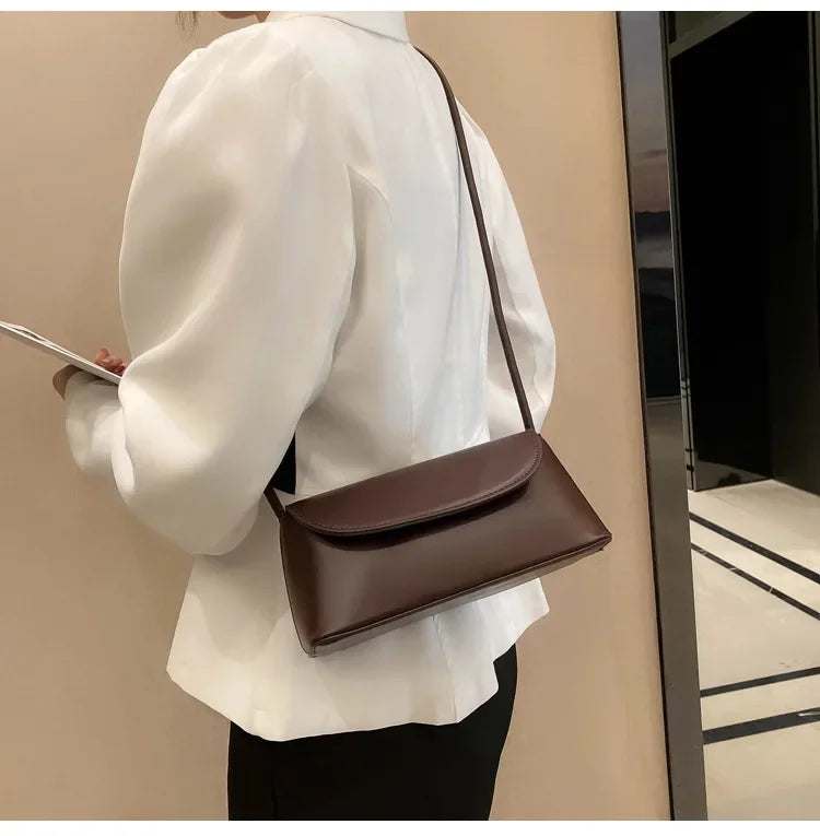 Internet celebrity retro small bag for women in autumn and winter, new trendy crossbody bag, fashionable one shoulder small bag.