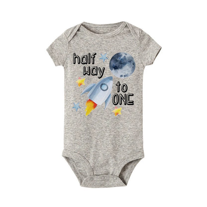 Halber Geburtstag Junge Raum Stram pler auf halbem Weg zu einem halben Body Baby 6 Monate altes Outfit 6 Monate Fotoshooting Raum 1/2 Geburtstag Shirt.