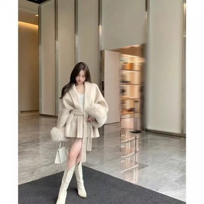 Grauer Wollmantel mit Krawatten-Taillenkollektion für Damen im Herbst und Winter 2024, neuer langärmeliger, lockerer High-End-Cape-Mantel, mittellanges Oberteil