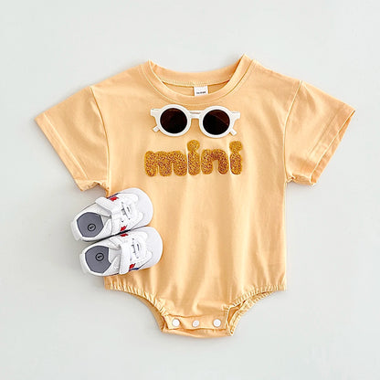 INS Sommer Neue Baby Body Neugeborenen Kleidung Jungen Mädchen Baumwolle Dreieck Strampler Plüsch brief Kurzarm Infant 0-18M.