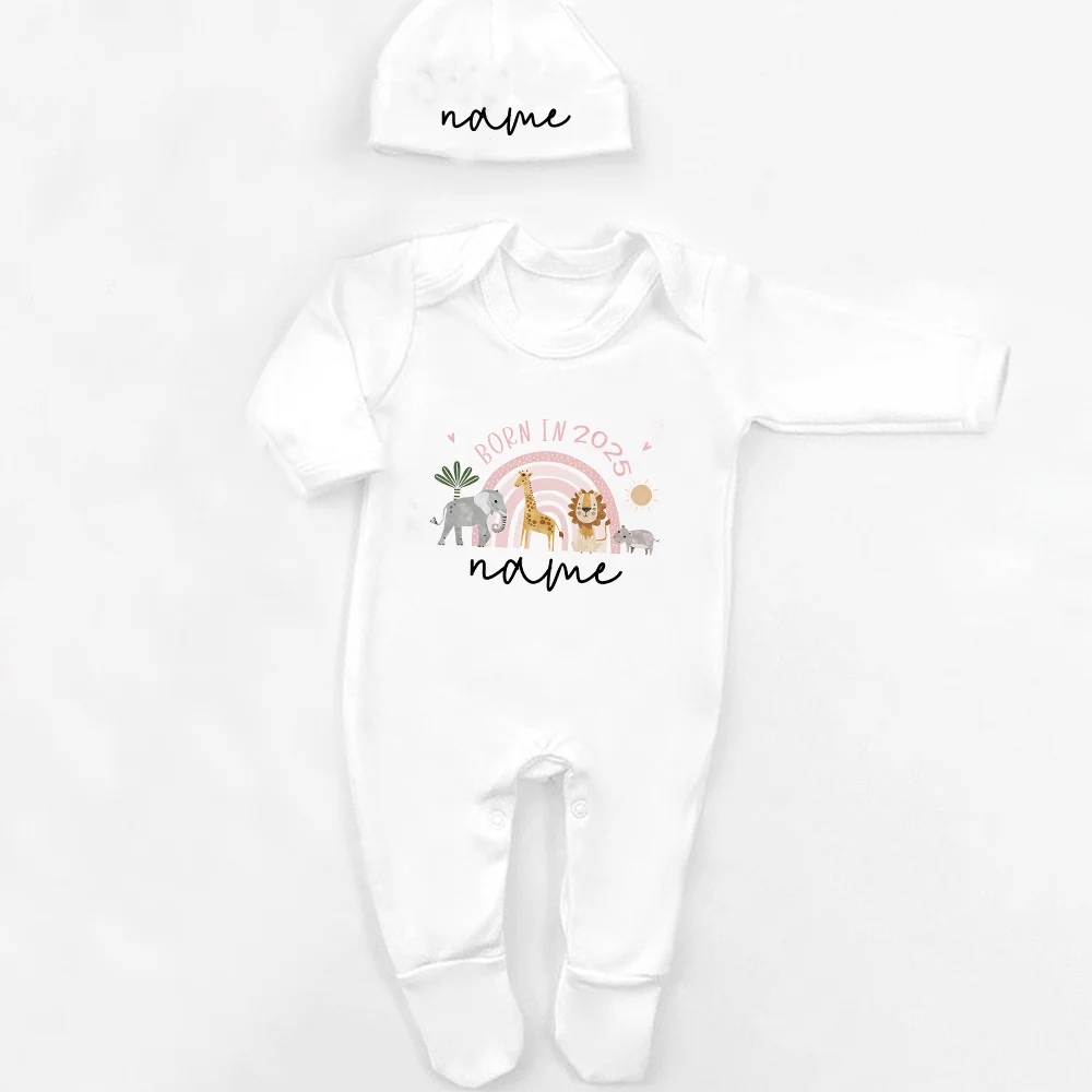 Personalisierter Schlafanzug, neues Baby-Geschenk, Safari-Babygrow, geboren im Jahr 2025, Geschenk zum Ausgehen, Outfit, individueller Baby-Strampler und Mütze.