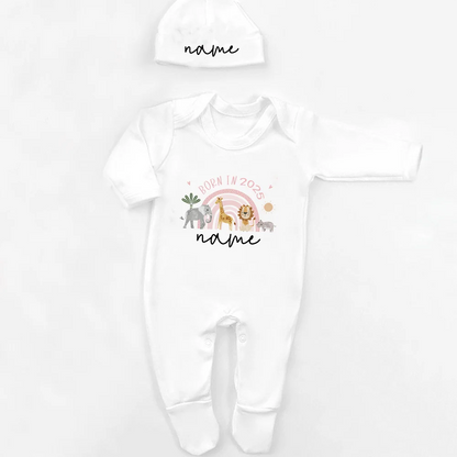 Personalisierter Schlafanzug, neues Baby-Geschenk, Safari-Babygrow, geboren im Jahr 2025, Geschenk zum Ausgehen, Outfit, individueller Baby-Strampler und Mütze.