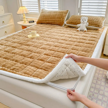 Warm Mattress Topper Quilted Bed Mat Cover Velvet Bed Linen Plush Mattress Protection Pad Матрасы Для Кровати (No Pillowcase).