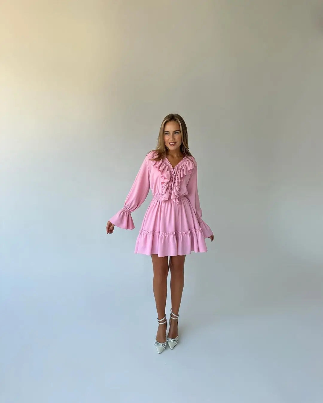 Glänzendes gekräuseltes weißes Mini kleid mit V-Ausschnitt, weibliches Patchwork, langärmliges, elegantes Verband-Mode kleid, hoch tailliertes Schnür kleid für Frauen