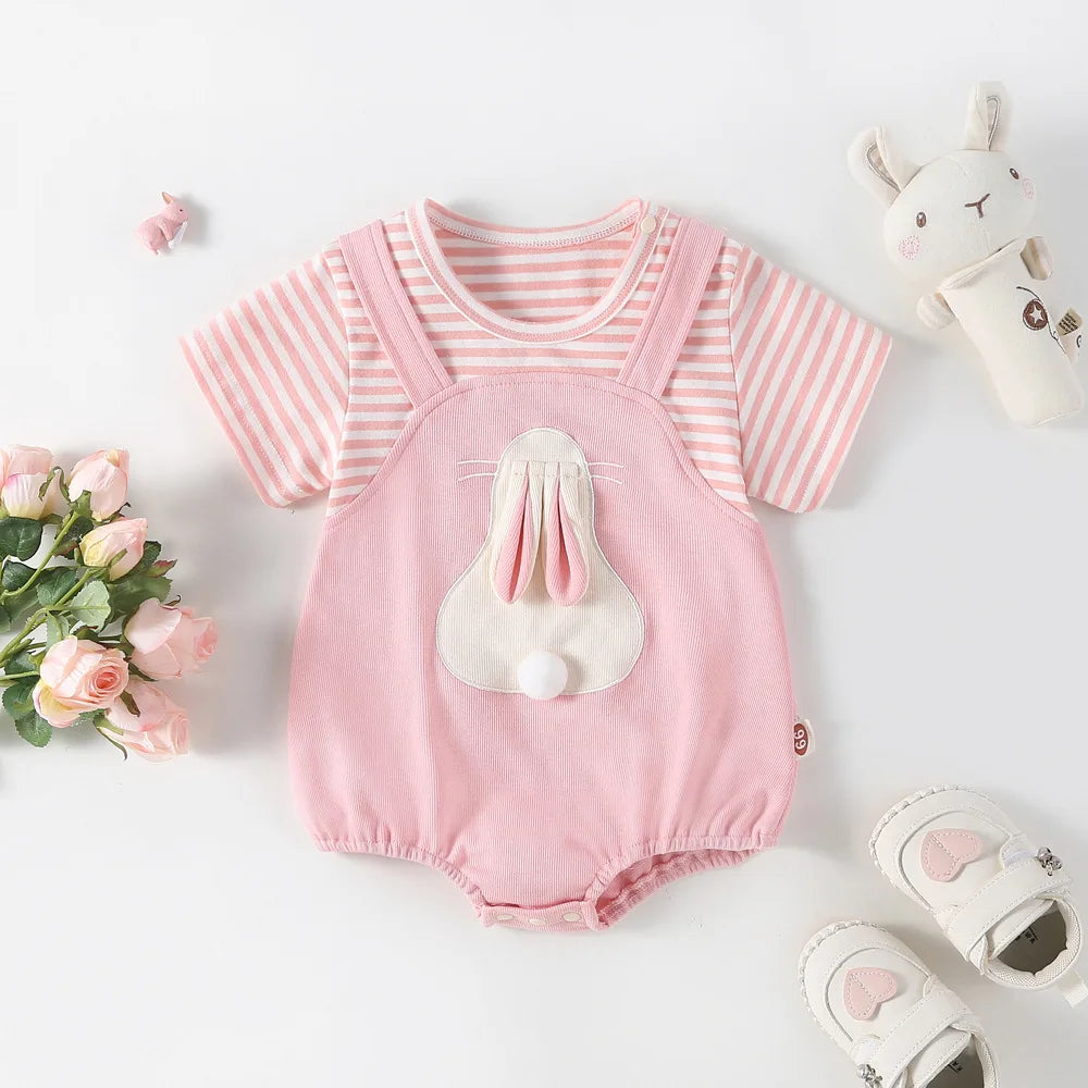 2024 Sommer Baby Mädchen Kleidung niedlichen Hasen falsch zweiteiligen Bodysuit Kleinkind Streifen Patchwork einteilige Kleidung.