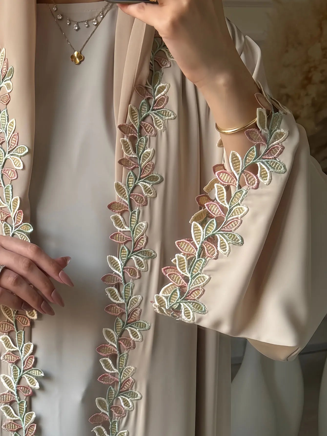 Dubai Elegante beige Abaya für muslimische Frauen – ingewöhnlich gefertigt mit mehrfarbigem Stickerei-Stück in islamischer bescheidener Mode.