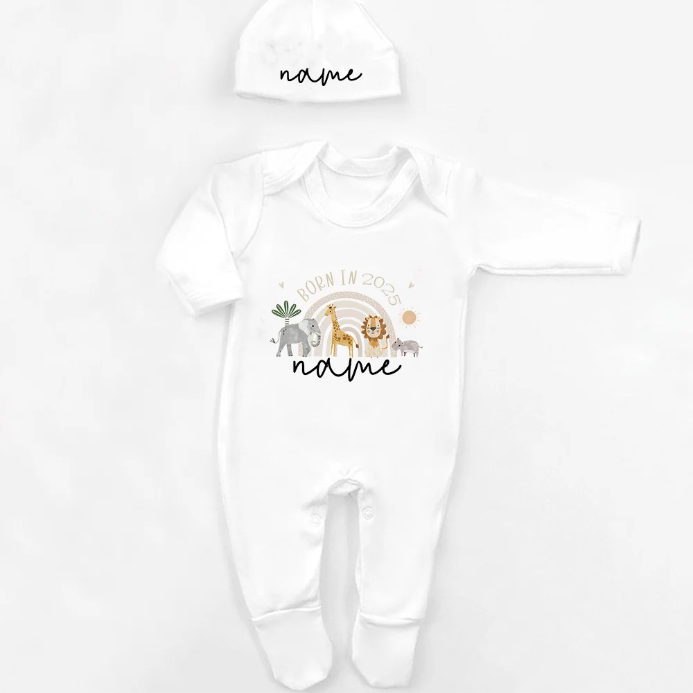 Personalisierter Schlafanzug, neues Baby-Geschenk, Safari-Babygrow, geboren im Jahr 2025, Geschenk zum Ausgehen, Outfit, individueller Baby-Strampler und Mütze.