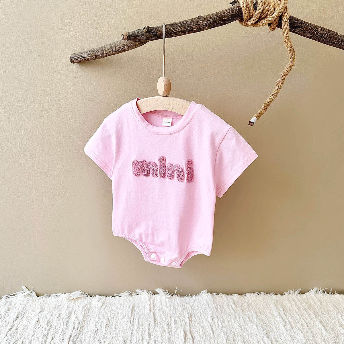 INS Sommer Neue Baby Body Neugeborenen Kleidung Jungen Mädchen Baumwolle Dreieck Strampler Plüsch brief Kurzarm Infant 0-18M.