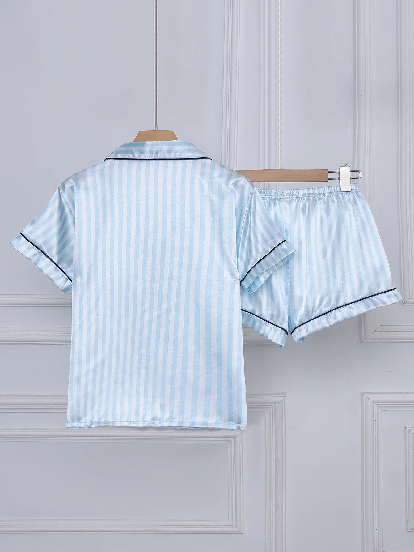 Gestreiftes, besticktes Pyjama-Set mit Buchstabentaschen, kurzen Ärmeln und Shorts, lässige Satin-Nachtwäsche mit Reverskragen und Knopfdetail.